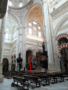 Los altares de Santa María Egipcíaca (90) y de la Pasión o Passio Imaginis (91) se encontraban, respectivamente, en las caras Oeste y Este del pilar cuya posición, en el centro del arco de acceso al presbiterio, se encuentra señalada con la flecha roja