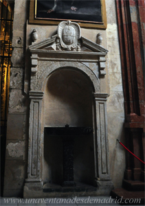 El Altar de Santa Sofa (75), del siglo XIV, estaba situado en la cara Oeste (por detrs) de este pilar, la que vemos es la Este