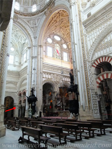 La flecha roja seala, aproximadamente, donde estaba el pilar que sostena los altares de Todos los Santos (86), en su cara Oeste, y de Dios Padre o de la Perdonanza (87), en su cara Este