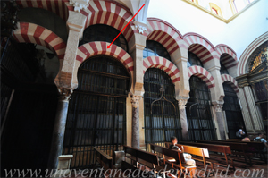 Antigua Capilla de la Santa Resurreccin de Nuestro Seor Jesucristo (26), hoy parte de Sacrista de la Capilla del Sagrario (24, 25 y 26). Est situada tras el intercolumnio destacado por una flecha roja