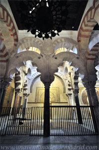 Tras las rejas, y delimitado por las columnas, se encuentra el espacio que ocupaba la desaparecida Capilla del Santsimo Sacramento o de la Cena