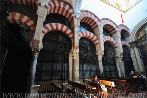 La actual Sacrista de la Capilla del Sagrario ocupa el espacio delimitado por los cuatro intercolumnios, cerrados por rejas, que vemos en la imagen. La antigua Capilla de Santa Elena o de la Santa Cruz de Jerusaln es la delimitada por el intercolumnio de la derecha, el sealado por una flecha roja