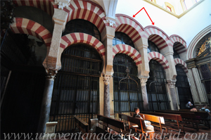 Antigua Capilla de los Santos Mrtires Acisclo y Victoria (25) en la actual Sacrista de la Capilla del Sagrario. Es la situada tras los dos intercolumnios centrales que aparecen sealados con sendas flechas rojas
