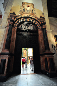 Entrada a la Capilla de Santa Teresa o del Cardenal Salazar y Capilla Mayor (17), levantada, en su mitad Norte (la ms cercana a la entrada), sobre el solar de las Capillas de San Martn (17b) y San Andrs (17c)