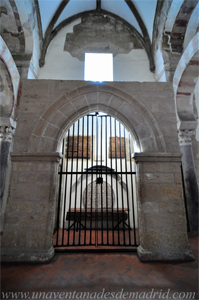 Portada gtica de la antigua Capilla de San Felipe y Santiago. Museo de San Clemente