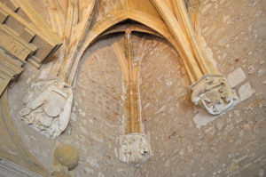 Cueva de Santo Domingo, Detalle de los Escudos de la Capilla de los Reyes Catlicos