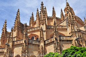Catedral de Segovia, Cornisas de las capillas que rodean la girola en el bside, de la girola y de la Capilla Mayor