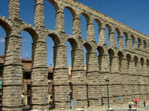 Segovia, Acueducto atravesando la Plaza del Azoguejo hacia las murallas de la ciudad