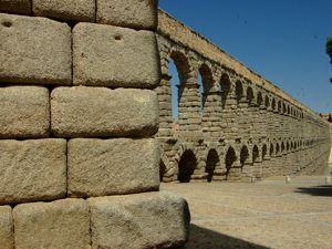 Segovia, Acueducto visto desde el Sureste (con el recinto amurallado enfrente)