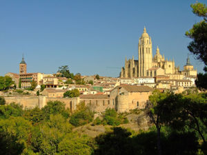 Segovia, Vista de la Catedral y el Museo Provincial de la ciudad desde El Pinarillo