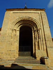 Segovia, Portada de acceso de la Iglesia de San Martn