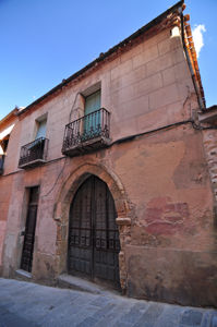 Segovia, Edificio del Siglo XIV en el número 3 de la Calle Descalzas