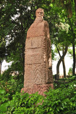 Estatua de Daniel Zuloaga Boneta situada al Este Sureste de la Iglesia de San Juan de los Caballeros