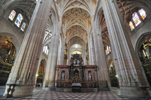Segovia, Interior de la Catedral desde los pies del templo, en primer plano Capilla del Trascoro