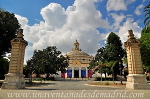 Sevilla, Exposicin Iberoamericana de 1929, Pilares que enmarcaban el camino de acceso al Pabelln de Sevilla llamado Avenida de San Telmo