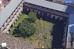 Sevilla, Antigua portada de entrada al convento almacenada en el que fue su claustro principal (captura de Google Maps) Sevilla, Antigua portada de entrada al convento almacenada en el que fue su claustro principal (captura de Google Maps)