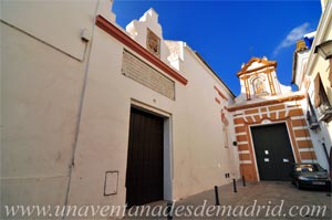 Sevilla, Portadas abiertas en la calle Santa Clara, dando acceso la del número 92 al jardín que antecede a la iglesia