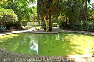 Sevilla, Parque de Mara Luisa, Escultura abstrata y alberca junto a la Glorieta de Luis Montoto