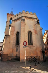 Sevilla, Cabecera poligonal, con vanos geminados entre contrafuertes y remate de almenas escalonadas