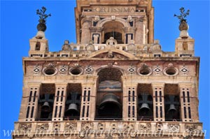 Sevilla, Campanario de la Giralda por su lateral Norte. Nótese el reloj de sol situado en la pilastra izquierda que sustenta el arco superior