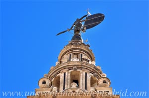 Sevilla, El Giraldillo, la veleta de bronce, con una imagen femenina representando a la Fe Victoriosa, con que se corona a la Giralda