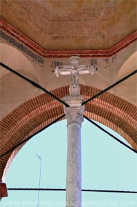 Sevilla, Columna rematada con una cruz en el interior del templete