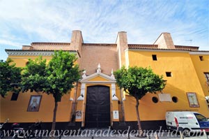 Sevilla, Portada neoclsica abierta en el lateral de la Epstola