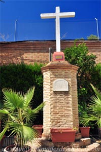 Sevilla, Cruz de piedra en recuerdo del antiguo cementerio de San Sebastián, situado en estos jardines