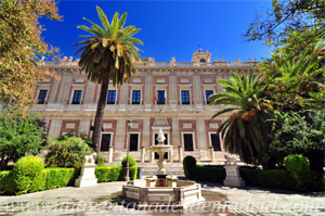 Sevilla, Fachada principal de la antigua Casa Lonja, en la Avenida de la Constitución