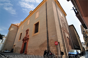Sevilla, Iglesia del antiguo Convento de la Merced Calzada. Obsérvese como a la derecha de la imagen, a los pies del templo, está señalado el espacio donde se situaba la portaba principal que hemos visto antes Sevilla, Iglesia del antiguo Convento de la Merced Calzada. Obsérvese como a la derecha de la imagen, a los pies del templo, está señalado el espacio donde se situaba la portaba principal que hemos visto antes