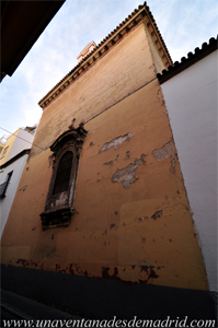 Sevilla, Ábside de la iglesia con el retablo que rodea la ventana por donde se abría, hacia la calle, el camarín de la Virgen Sevilla, Ábside de la iglesia con el retablo que rodea la ventana por donde se abría, hacia la calle, el camarín de la Virgen