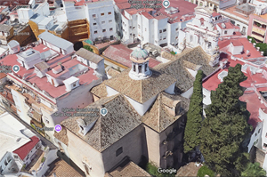 Sevilla, Captura de Google Maps de la Iglesia de Nuestra Señora de la Paz; obsérvese la espadaña, a los pies del templo, y la entrada al mismo, en el lateral del Evangelio Sevilla, Captura de Google Maps de la Iglesia de Nuestra Señora de la Paz; obsérvese la espadaña, a los pies del templo, y la entrada al mismo, en el lateral del Evangelio