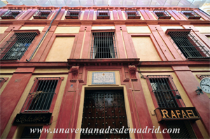 Sevilla, Portada de acceso al antiguo Hospital de Nuestra Seora de la Paz, en la calle Sagasta