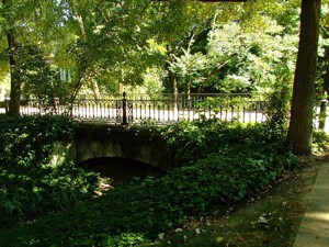 Parque de El Capricho, Puente sobre el arroyo